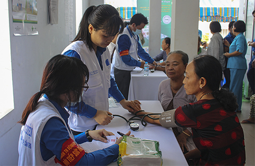  Khám và cấp phát thuốc cho người dân tại Phường Phú Thứ, quận Cái Răng.